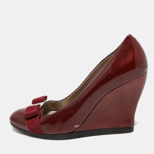 Salvatore Ferragamo Burgundy Patent Leather Vara Bow Wedge Pumps Size 40 - Salvatore Ferragamo - Modalova