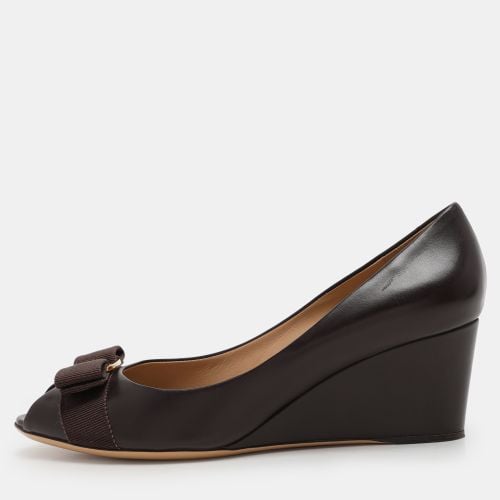 Salvatore Ferragamo Brown Leather Vara Bow Wedge Pumps Size 38 - Salvatore Ferragamo - Modalova