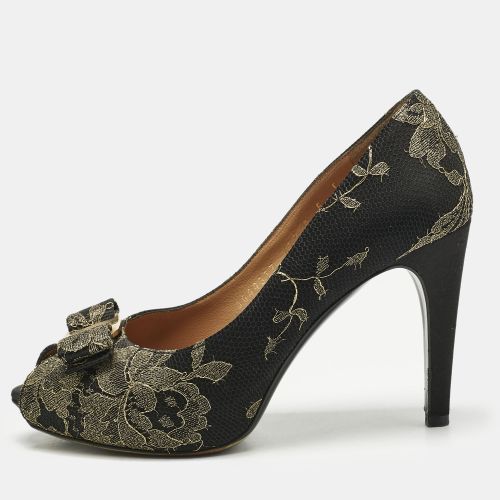Salvatore Ferragamo Gold/Black Lace and Satin Talia Peep Toe Pumps Size 36.5 - Salvatore Ferragamo - Modalova