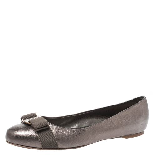 Salvatore Ferragamo Metallic Grey Leather Vara Bow Ballet Flats Size 38 - Salvatore Ferragamo - Modalova