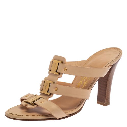 Salvatore Ferragamo Cream Leather Buckle Straps Sandals Size 37.5 - Salvatore Ferragamo - Modalova