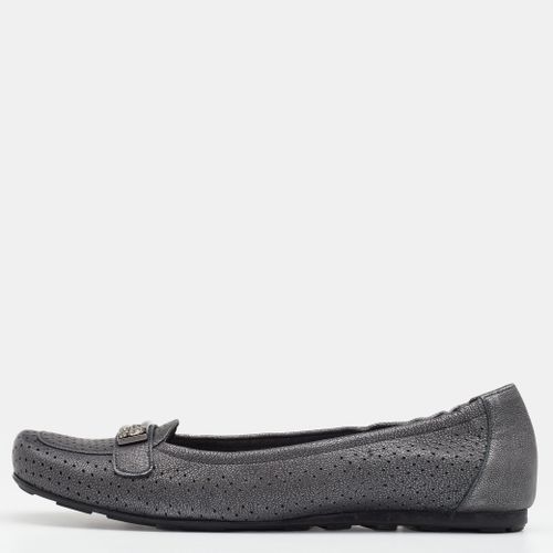 Stuart Weitzman Metallic Grey Perforated Leather Crystal Embellished Slip On Loafers Size 41 - Stuart Weitzman - Modalova