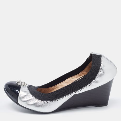 Tory Burch Silver/Black Foil Leather Scrunch Wedge Pumps Size 35 - Tory Burch - Modalova