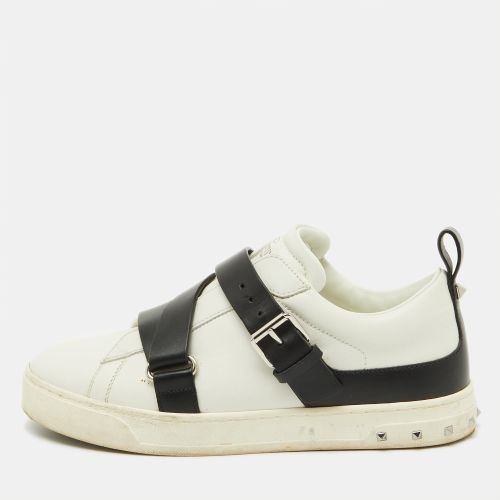 Valentino White/Black Leather Buckle Strap Rockstud Low Top Sneakers Size 37.5 - Valentino - Modalova