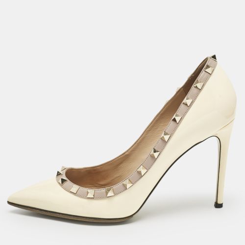 Valentino Cream/Beige Patent Leather Rockstud Pointed Toe Pumps Size 39.5 - Valentino - Modalova