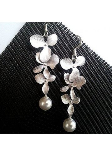 Silver Metal Floral Detail Pearl Earrings - unsigned - Modalova