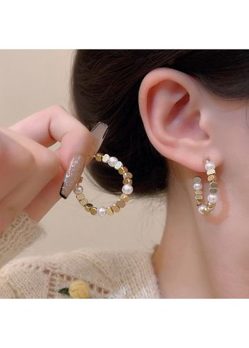 Geometric Pattern Pearl Detail Gold Round Earrings - unsigned - Modalova