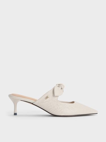 Charles & Keith - Jayce Kitten-Heel-Mules aus Leder mit Crinkle-Effekt und Knotenschleifen - Charles & Keith - Modalova