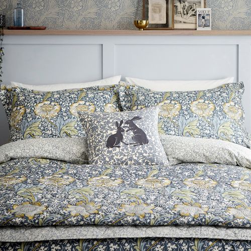 Kennet Bedspread Indigo & Gold - Morris & Co - Modalova