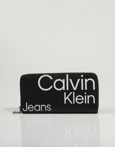 Cartera Sleek Zip Around Aop - Calvin Klein - Modalova