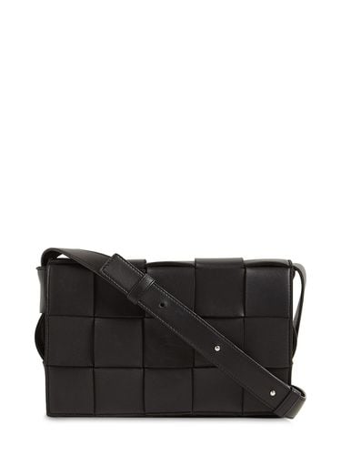 Medium Cassette Leather Crossbody Bag - BOTTEGA VENETA - Modalova