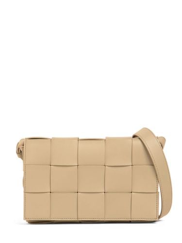 Medium Cassette Leather Crossbody Bag - BOTTEGA VENETA - Modalova