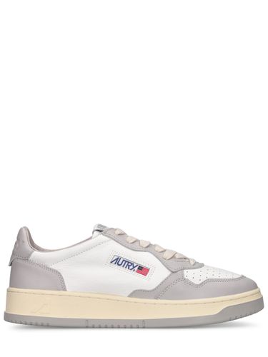 Medalist Bicolor Low Sneakers - AUTRY - Modalova