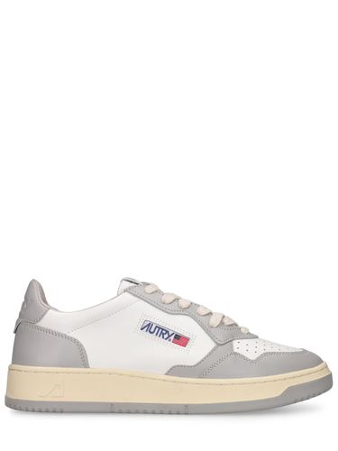 Medalist Bicolor Low Sneakers - AUTRY - Modalova