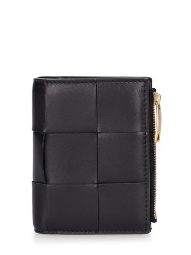 Small Leather Bi-fold Zip Wallet - BOTTEGA VENETA - Modalova