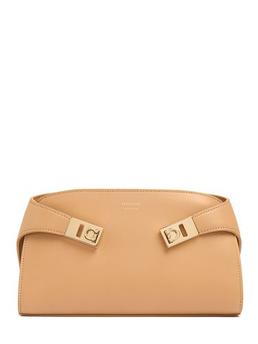 Clutch Hug De De Piel - FERRAGAMO - Modalova