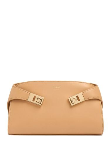 Lederclutch „hug“ - FERRAGAMO - Modalova