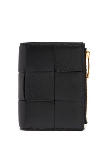 Small Leather Bi-fold Zip Wallet - BOTTEGA VENETA - Modalova