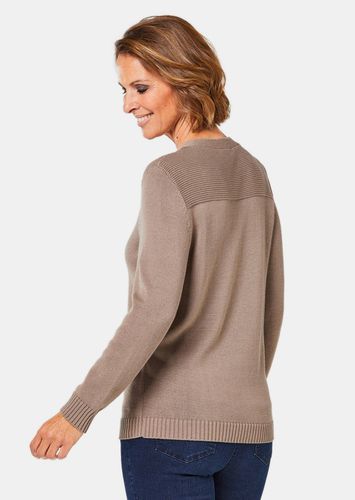 V-Pullover mit Schmuckelement - taupe - Gr. 19 von - Goldner Fashion - Modalova