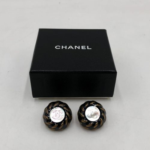 CC Button Clip-On Women's Earrings (Pre-Owned) - Chanel - Modalova