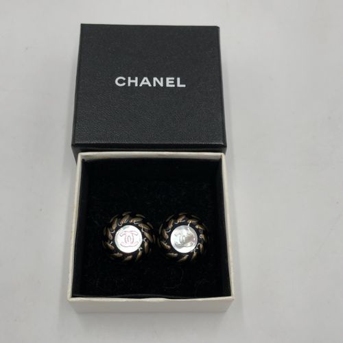 CC Button Clip-On Women's Earrings (Pre-Owned) - Chanel - Modalova