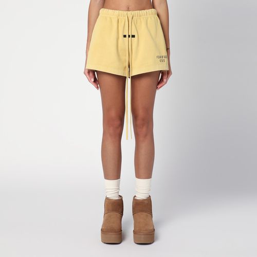 Amber coloured shorts with logo - Fear of God Essentials - Modalova