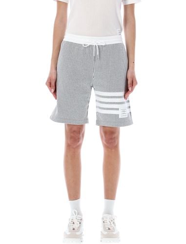 Mid Thigh Shorts In Seersucker - Thom Browne - Modalova