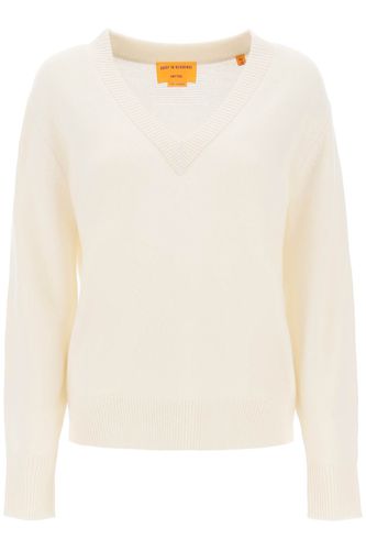 The V Cashmere Sweater - Guest in Residence - Modalova