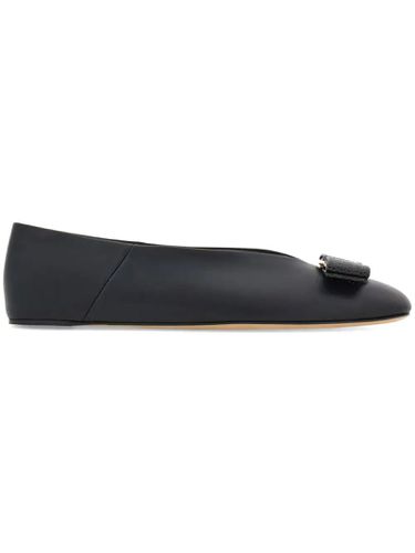 Vara Leather Ballerina Shoes - Ferragamo - Modalova