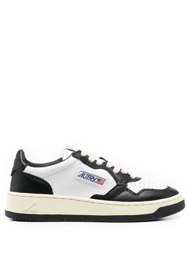 Medalist Low White And Black Low Top Sneakers With Logo Patch In Leather Woman - Autry - Modalova