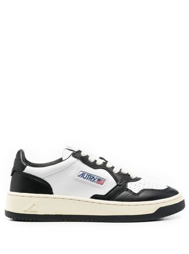 Medalist And Low Top Sneakers With Logo Patch In Leather Woman - Autry - Modalova