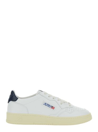 Medalist Low Sneakers With Navy Blue Heel Tab In Leather Man - Autry - Modalova