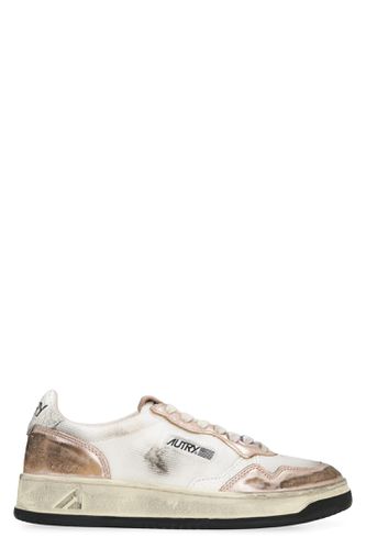 Super Vintage Medalist Low Sneakers In White And Gold Leather - Autry - Modalova