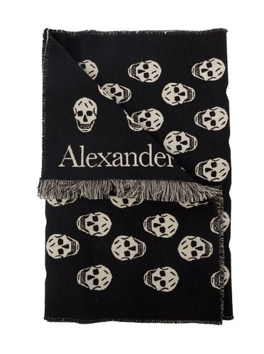 Scarf With All-over Skull Motif In Wool Man - Alexander McQueen - Modalova