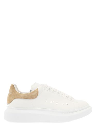 Low-top Sneakers With Chunky Sole And Contrasting Heel Tab In Leather Man - Alexander McQueen - Modalova