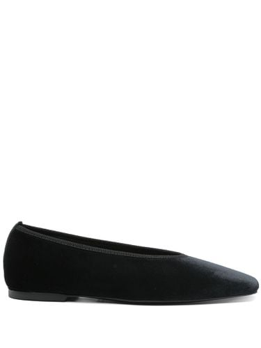 Minimalist Velvet Ballerinas - Totême - Modalova