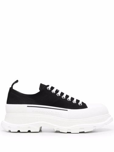 Tread Slick Lace Up Shoes In And White - Alexander McQueen - Modalova