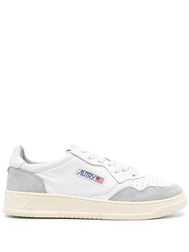 Medalist Low Sneakers In Suede And White Leather - Autry - Modalova