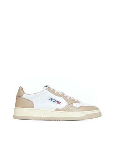 Medalist Low White And Beige Low-top Sneaker In Leather Man - Autry - Modalova
