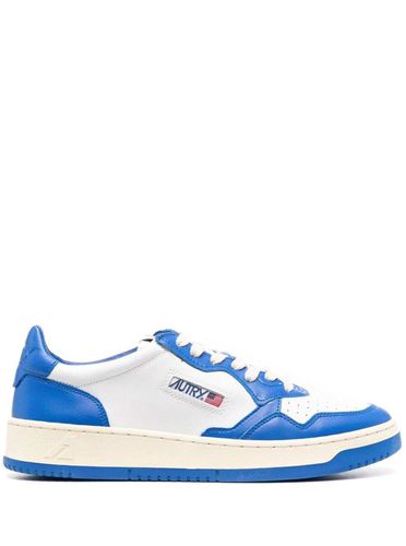 And White medalist Low Top Sneakers In Cow Leather - Autry - Modalova