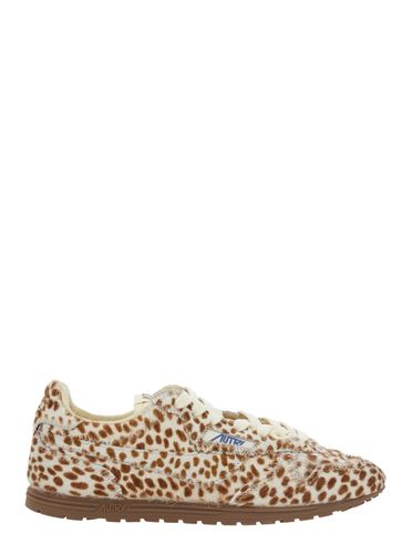 Windspin Low Sneaker With Logo On The Side And Animalier Motif In Suede Woman - Autry - Modalova