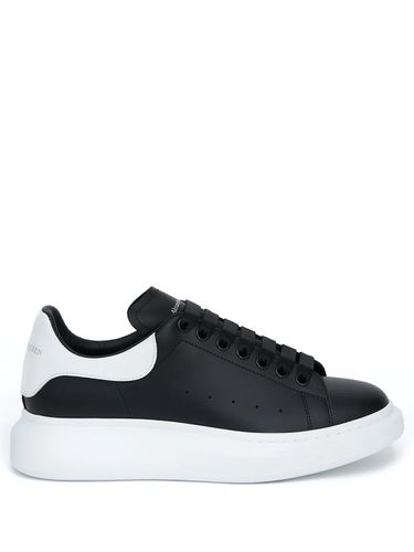 And White Oversized Sneakers - Alexander McQueen - Modalova