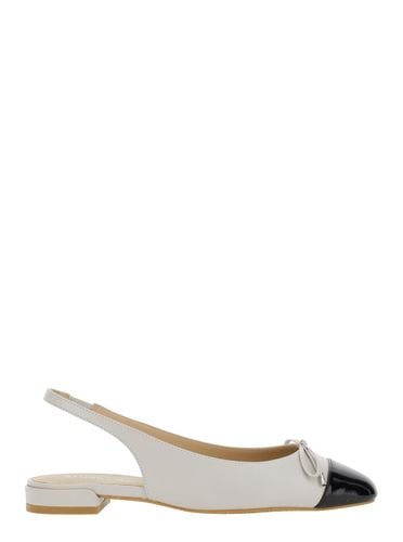 Slingback Ballet Shoes With Cap Toe And Bow Detail In Leather Woman - Stuart Weitzman - Modalova