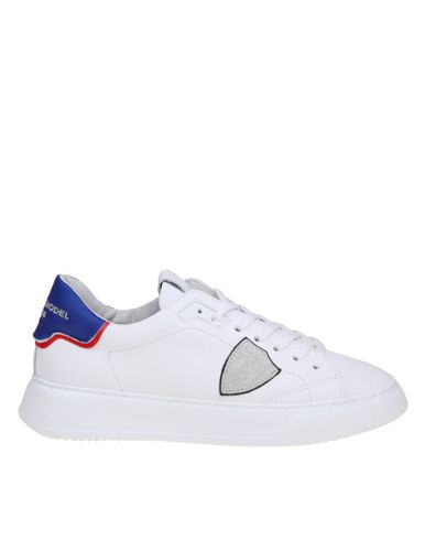 Temple Low Sneakers In White And Blue Leather - Philippe Model - Modalova