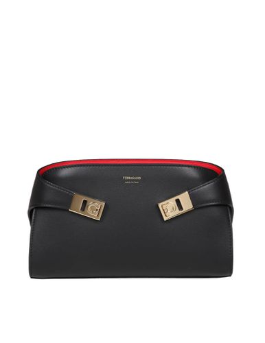 Hug Clutch In Leather - Ferragamo - Modalova