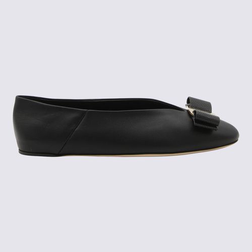 Ferragamo Black Leather Vara Flats - Ferragamo - Modalova