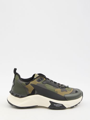 Low Top True Act Camouflage Sneakers - Valentino Garavani - Modalova