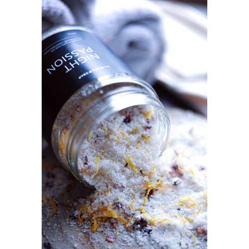 Bath Salt sales de baño con efecto relajante con aroma Night Passion 450 g - Almara Soap - Modalova
