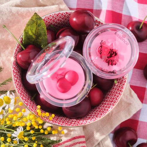 SO CHERRY happy bálsamo labial tono 01 Cheeky Cherry 6.4 g - essence - Modalova