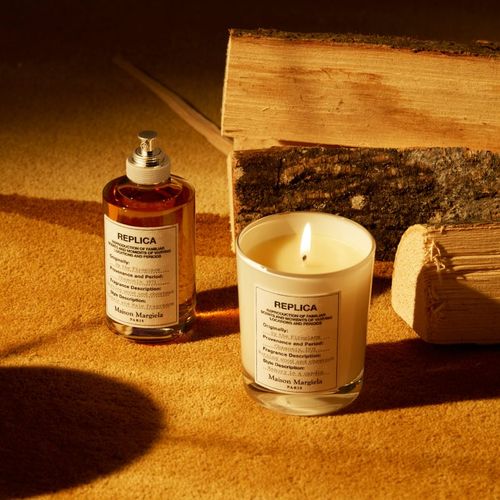 REPLICA By the Fireplace vela perfumada 165 g - Maison Margiela - Modalova